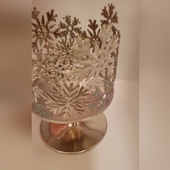 Bath and Body Works 3 Wick Candle Holder Glittery Snowflake Design in Silver - Picture 3 of 4